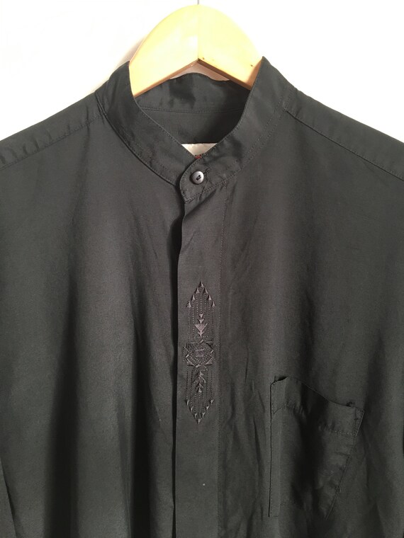 80 LT brodé manches longues bouton noir robe homme vers le bas de la robe noir chemise - Division 10 - mouche devant patte de boutonnage d8b50a 80 LT brodé manches longues bouton noir robe homme vers le bas de la robe noir chemise - Division 10 - mouche devant patte de boutonnage d8b50a