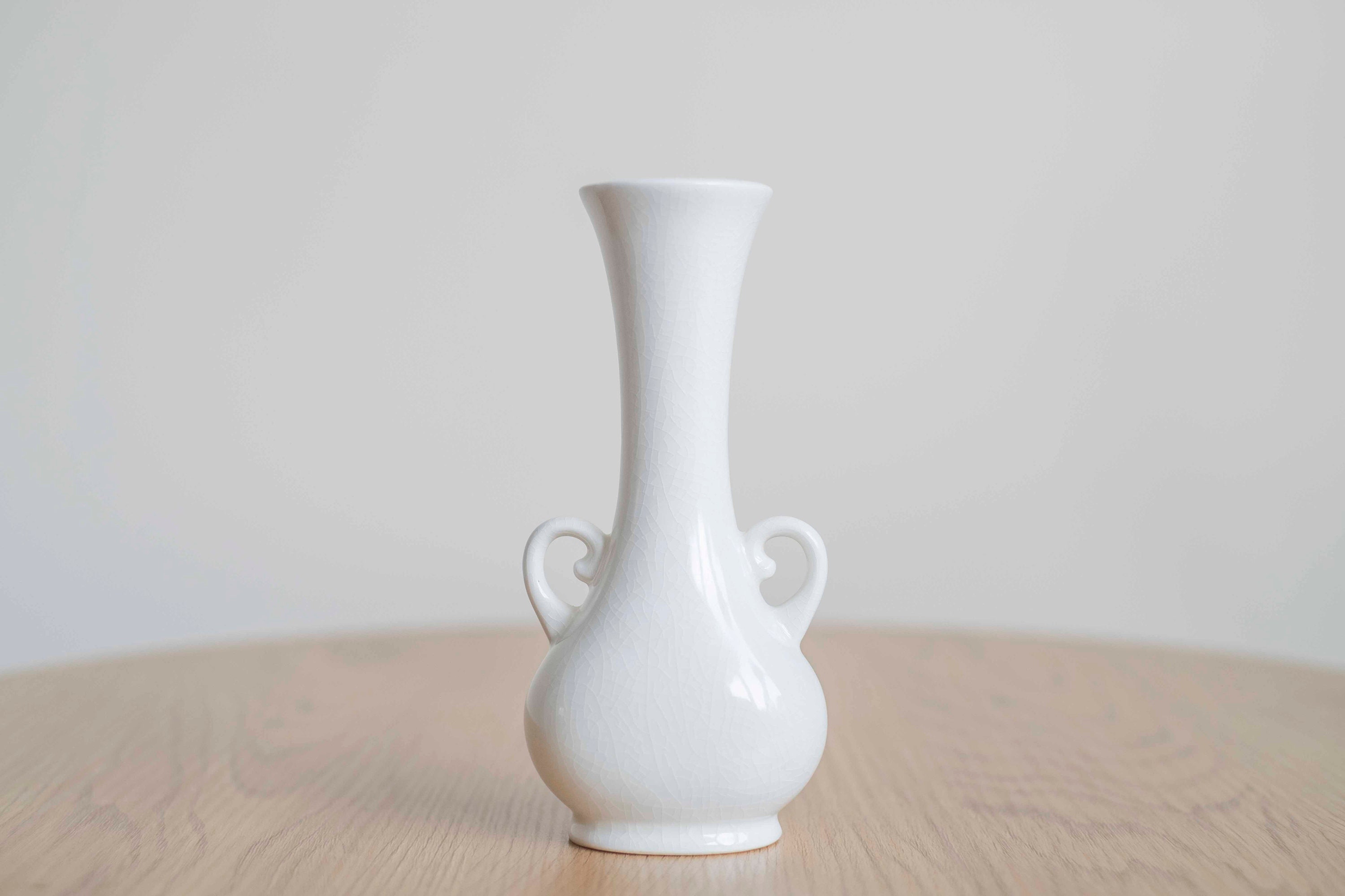 Hermoso jarrón blanco // Decoración de cerámica // Jarra blanca // Mini flores secas // Buen estilo de vida vintage