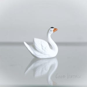 Cute vintage ceramic swan – small but full of charm