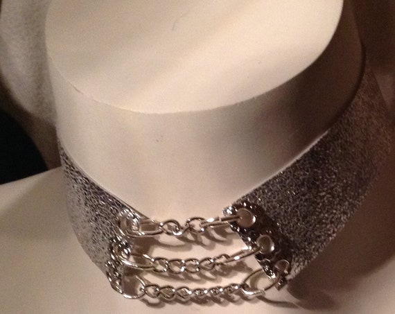 Carmen, metallic leather choker