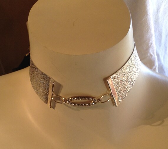 Metallic silver leather choker with Oval pendant