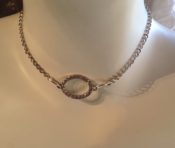Chain choker with oval pendant