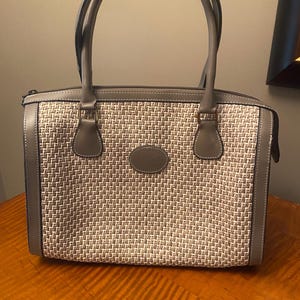Cartera de paja con asa superior de John Romain, fechada en 1988