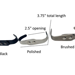 K&ouml;nnte beinhalten: Drei G&uuml;rtelschlaufen aus Metall in Schwarz, poliertem Silber und geb&uuml;rstetem Silber. Jede Schlaufe ist 9,5 cm lang und hat eine &Ouml;ffnung von 6,4 cm.