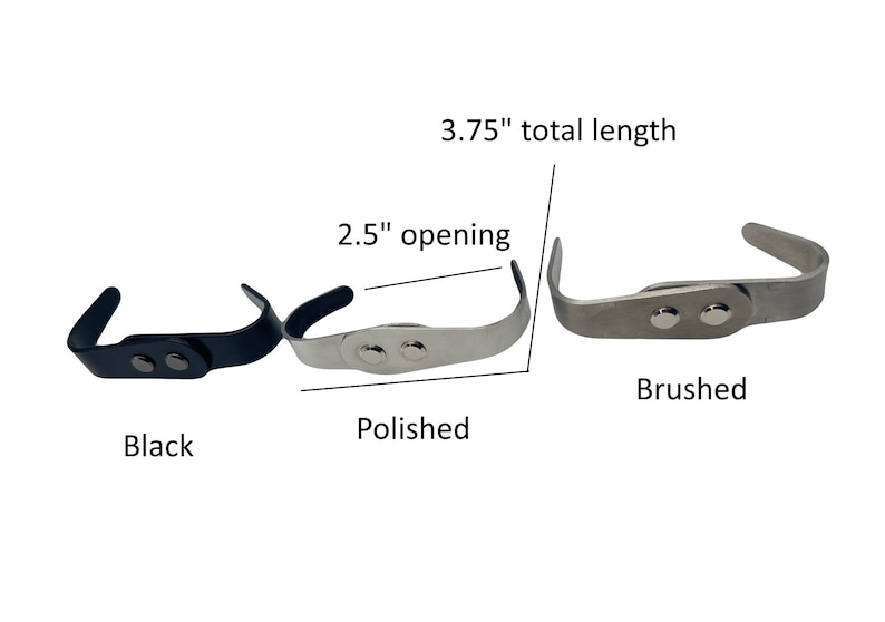 K&ouml;nnte beinhalten: Drei G&uuml;rtelschlaufen aus Metall in Schwarz, poliertem Silber und geb&uuml;rstetem Silber. Jede Schlaufe ist 9,5 cm lang und hat eine &Ouml;ffnung von 6,4 cm.