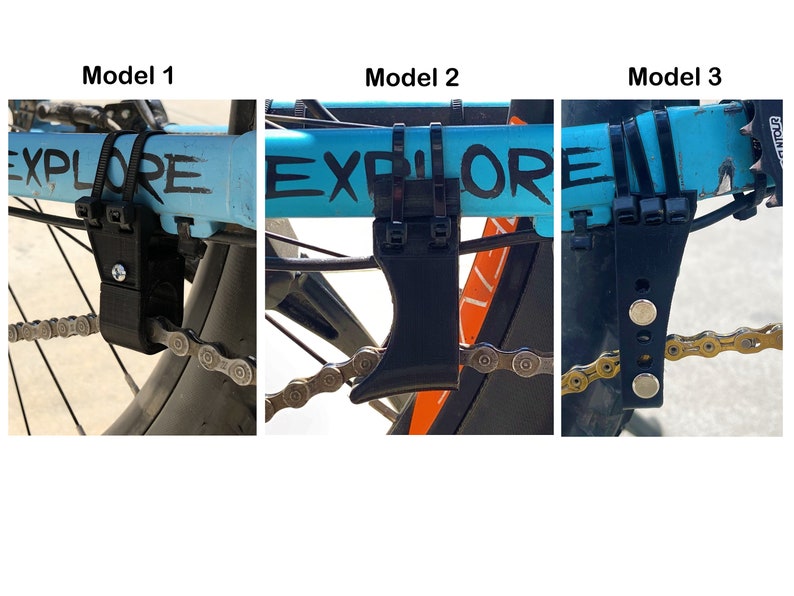 Peut inclure: Trois mod&egrave;les diff&eacute;rents d'un guide-cha&icirc;ne de v&eacute;lo noir. Le guide-cha&icirc;ne est fix&eacute; &agrave; un cadre de v&eacute;lo bleu avec le mot "EXPLORE" &eacute;crit en noir. Le guide-cha&icirc;ne est en plastique et poss&egrave;de une sangle noire.
