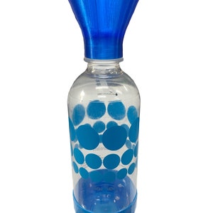 Peut inclure: Une bouteille en plastique bleue avec un entonnoir bleu sur le dessus. La bouteille a une base bleue et un corps transparent avec un motif de pois bleus.