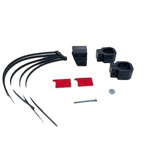 Peut inclure: Un ensemble de pinces en plastique noir avec des coussinets adh&eacute;sifs rouges, une vis argent&eacute;e et des attaches de c&acirc;ble noires. Les pinces sont con&ccedil;ues pour monter des objets sur une surface.