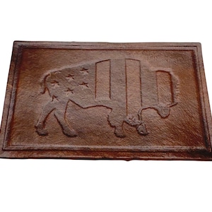 Pode incluir: Um remendo de couro marrom com uma imagem em relevo de um bisão com um padrão de bandeira americana.