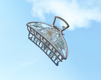 Pinza para el cabello con forma de margarita blanca prensada con hojuelas doradas, de resina.