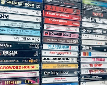 Casetes de música New Wave, sintetizadores, electrónica, punk y pop de los 80, probados. Construye muchos: Cars, Devo, New Order, XTC, Yaz, Cranberries, Moby, The Cure.