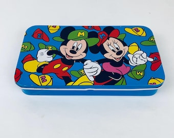 Caja de metal vintage de Disney, Mickey Mouse, Minnie Mouse, estuche para lápices, Disney Tin Box Company, artículo de colección de los años 90 con tapa abatible, en excelente estado de conservación.