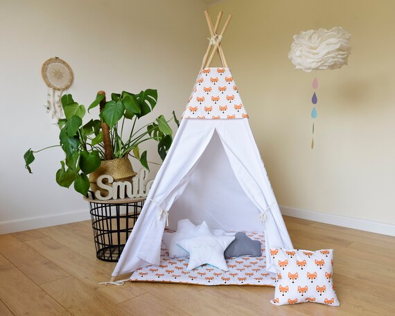 kids play teepee