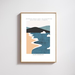 Könnte beinhalten: Ein minimalistischer Kunstdruck in einem blauen und orangenen Farbschema. Der Druck zeigt ein stilisiertes Bild eines Strandes mit Wellen, Wolken und Bergen. Der Text "Drowning people don't ask penetrating questions about lifeboats." und "Allen Hornblum" sind unter dem Bild gedruckt.
