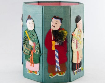 Boîte en papier de table pour chinoiseries des années 50 représentant les huit immortels avec des découpes de papier pour chinoiseries