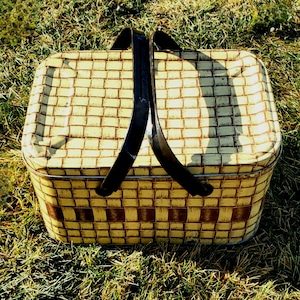 1940-60&#39;s Yellow and Brown Litho Metal Picnic Basket with Handles