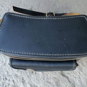 Vintage-Schwarze Kameratasche mit rotem Interieur Bild 3