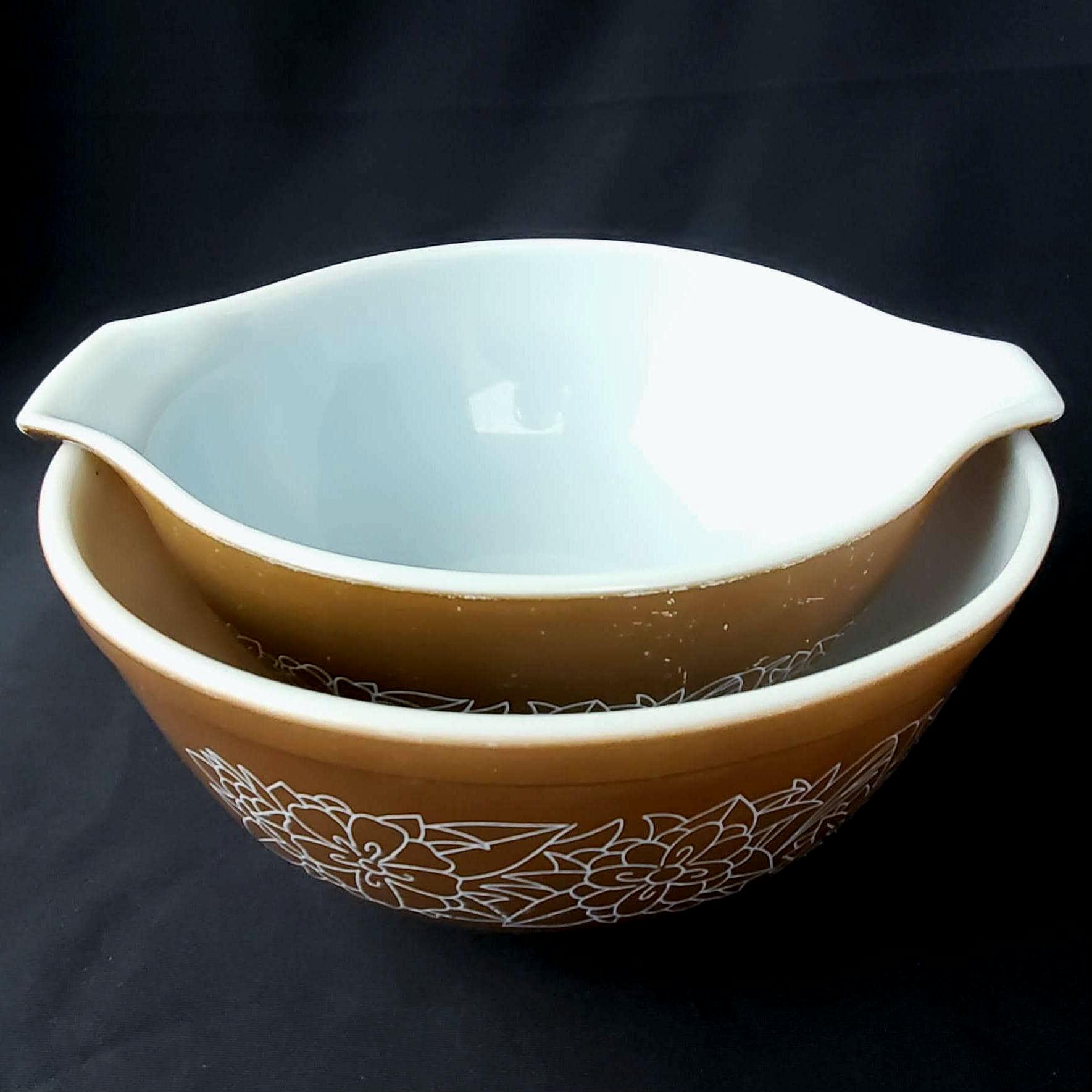 2er Set schokobraune Vintage PYREX Schalen im Woodland Stil