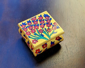 Miniatur-türkische handbemalte Trinket-Box - bemalt mit roten und weißen Blumen auf einem goldenen Hintergrund