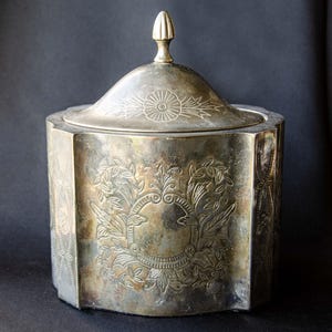 Vintage 2 - Piece Silver-Plated Ornate Oval Keepsake Box with Lid & Finial Knob