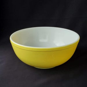 Large 1950&#39;s PYREX 4QT (1 Gallon) Yellow Mixing Bowl