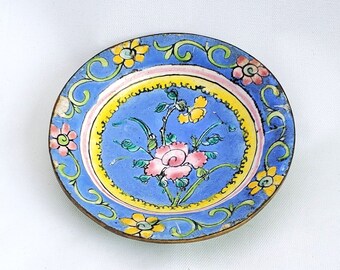 Cuenco o plato de metal antiguo, posiblemente vintage, pintado a mano con flores entre 1900 y 1940