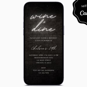 Può includere: Un invito digitale in bianco e nero con uno sfondo di mattoni. Il testo "wine + dine" è in lettere al neon bianche. L'invito è per un pranzo di compleanno in onore del 24° compleanno di Chelsea. L'evento si terrà sabato 17 aprile 2023 alle 12:00 presso Mediterranean Eats, 123 Main Street, Chicago, IL 60613. RSVP tramite SMS o chiama Katherine al 123 456 7890.