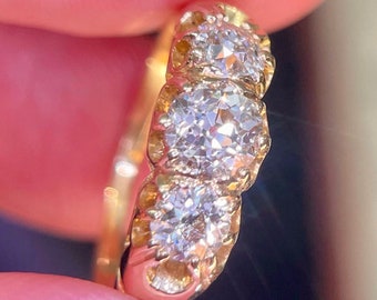 Victorian three-stone diamond ring in yellow gold, circa 1900