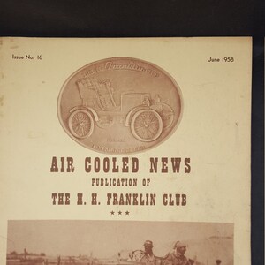 Puede incluir: Una fotografía vintage en blanco y negro de un coche clásico corriendo en una pista de tierra. El coche es un Franklin, una marca conocida por sus motores refrigerados por aire. La foto es de la edición de junio de 1958 de "Air Cooled News", la publicación del H.H. Franklin Club.