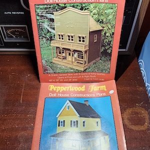 2 boeken met bouwplannen voor poppenhuizen.  Craft-publicaties 1976