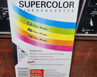 Elija su nueva cinta VHS en blanco de stock antiguo. Sellado