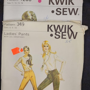 Könnte beinhalten: Zwei Vintage-Kwik Sew-Schnittmuster. Das obere Muster ist mit 1283 beschriftet, mit den Größen T1-T2-T3-T4. Das untere Muster ist mit 349 beschriftet, mit den Größen 6-8-10 und dem Text "Ladies' Pants With Leg Variations".