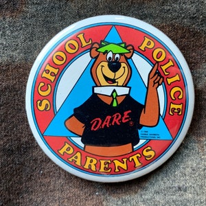 Vintage D.A.R.E. "School Police Parents" YOGI BEAR Pinback Button — Large 2.25" Pin! DARE To Resist Drugs and Violence! 1988! Hanna-Barbera!