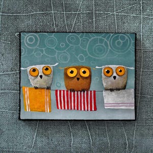Tres búhos bebés en el bosque, dibujo de búhos, búhos lindos, dibujos animados de búhos, búhos de ojos grandes