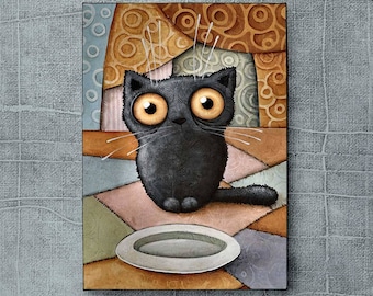 Puede incluir: Un gato negro con grandes ojos amarillos se sienta en un suelo de patchwork colorido, mirando un plato blanco. El gato tiene algunos bigotes blancos y una cola larga.