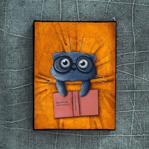 以下が含まれることがあります： メガネをかけた青い猫が「Quantum Mechanics」というタイトルのピンク色の本を持っている、気まぐれなイラスト。 猫は、テクスチャのある外観のオレンジ色の背景に設定されています。 アートワークは黒で額装されています。