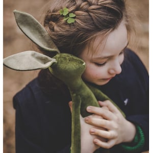ダークグリーンのウサギ、手作りのぬいぐるみ、幼児へのギフト、パーソナライズされたぬいぐるみのウサギ、幼児へのイースターギフト、ぬいぐるみのウサギ、ぬいぐるみのイースターバニー