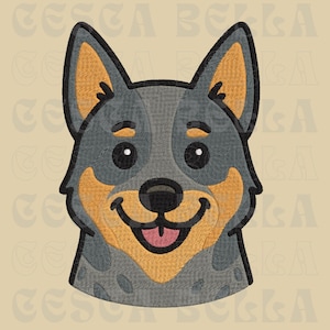 Könnte beinhalten: Gesticktes Bild eines lächelnden Australian Cattle Dog, auch bekannt als Blue Heeler, mit einem grau-beigen Farbschema. Das Gesicht des Hundes ist zentriert und zeigt seinen fröhlichen Ausdruck und detaillierte Merkmale. Der Hintergrund ist hellbeige.