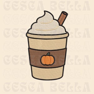 Pode incluir: Design bordado de um latte de abóbora com especiarias. O copo de café é bege com uma manga marrom com uma abóbora laranja. Chantilly e um pau de canela cobrem a bebida. O design é delineado em preto.