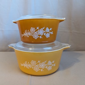 Pair of Pyrex casserole dishes and lids