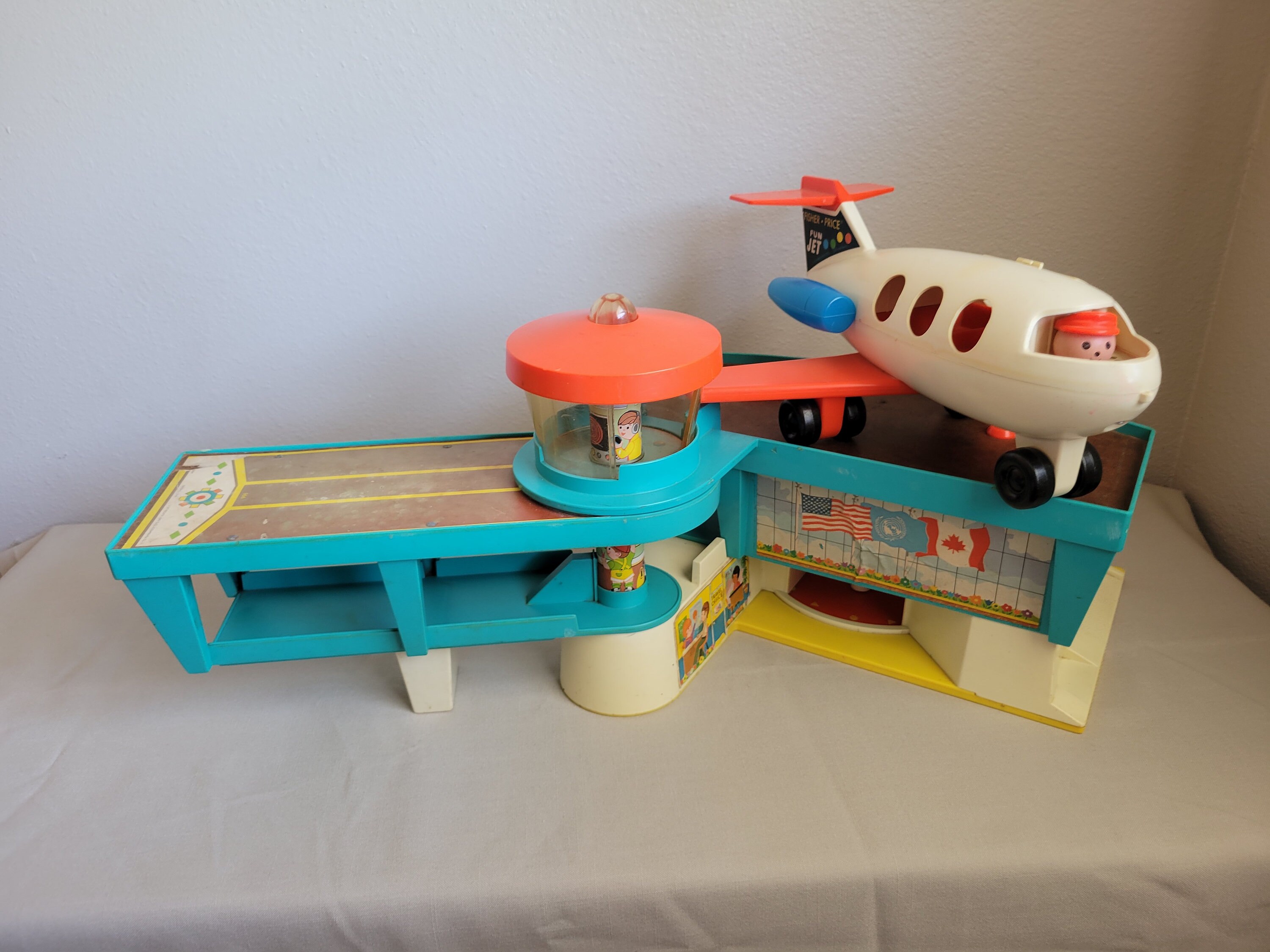FREE SHIPPING!! Fisher Price Play Family Airport and Fun Jet