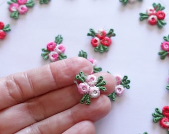 20 mini appliqués brodés de fleurs