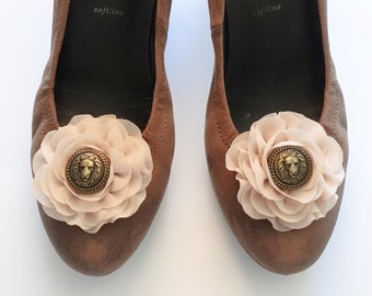 Clip per scarpe con leone araldico su fiori di chiffon beige Calzature