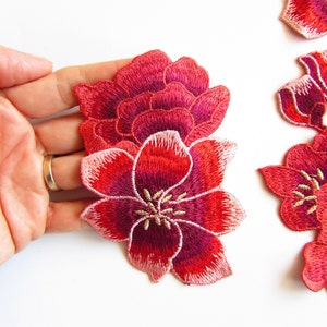 Set di 5 applicazioni di fiori ricamati da cucire, toppe di peonie rosse immagine 5
