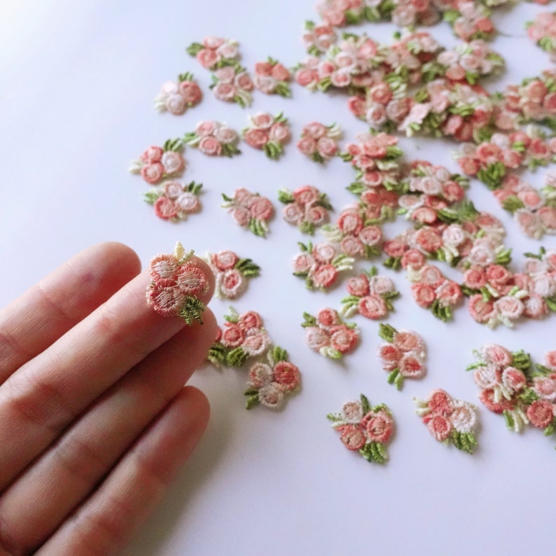 Petites appliques de fleurs brodées image 7