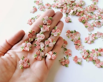 25 petites appliques de fleurs brodées