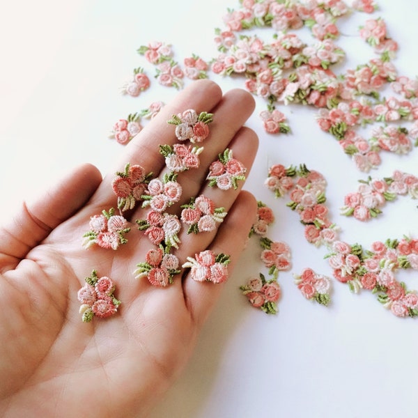 25 petites appliques de fleurs brodées