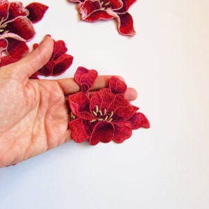 Set di 5 applicazioni di fiori ricamati da cucire, toppe di peonie rosse immagine 4