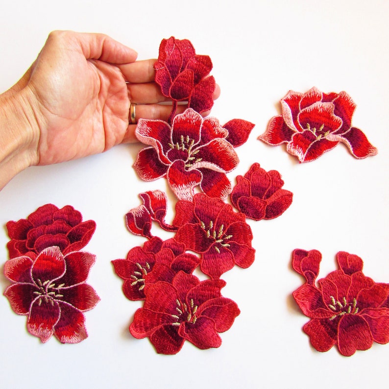 Set di 5 applicazioni di fiori ricamati da cucire, toppe di peonie rosse immagine 3