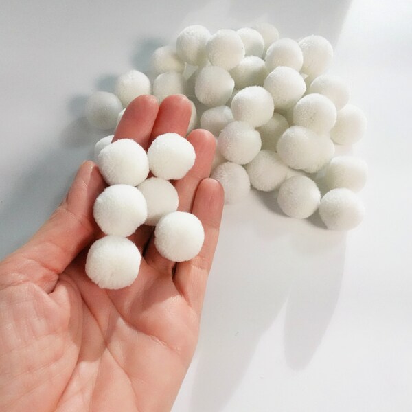 50 Pompons en laine blanche 2 cm en gros pom-poms